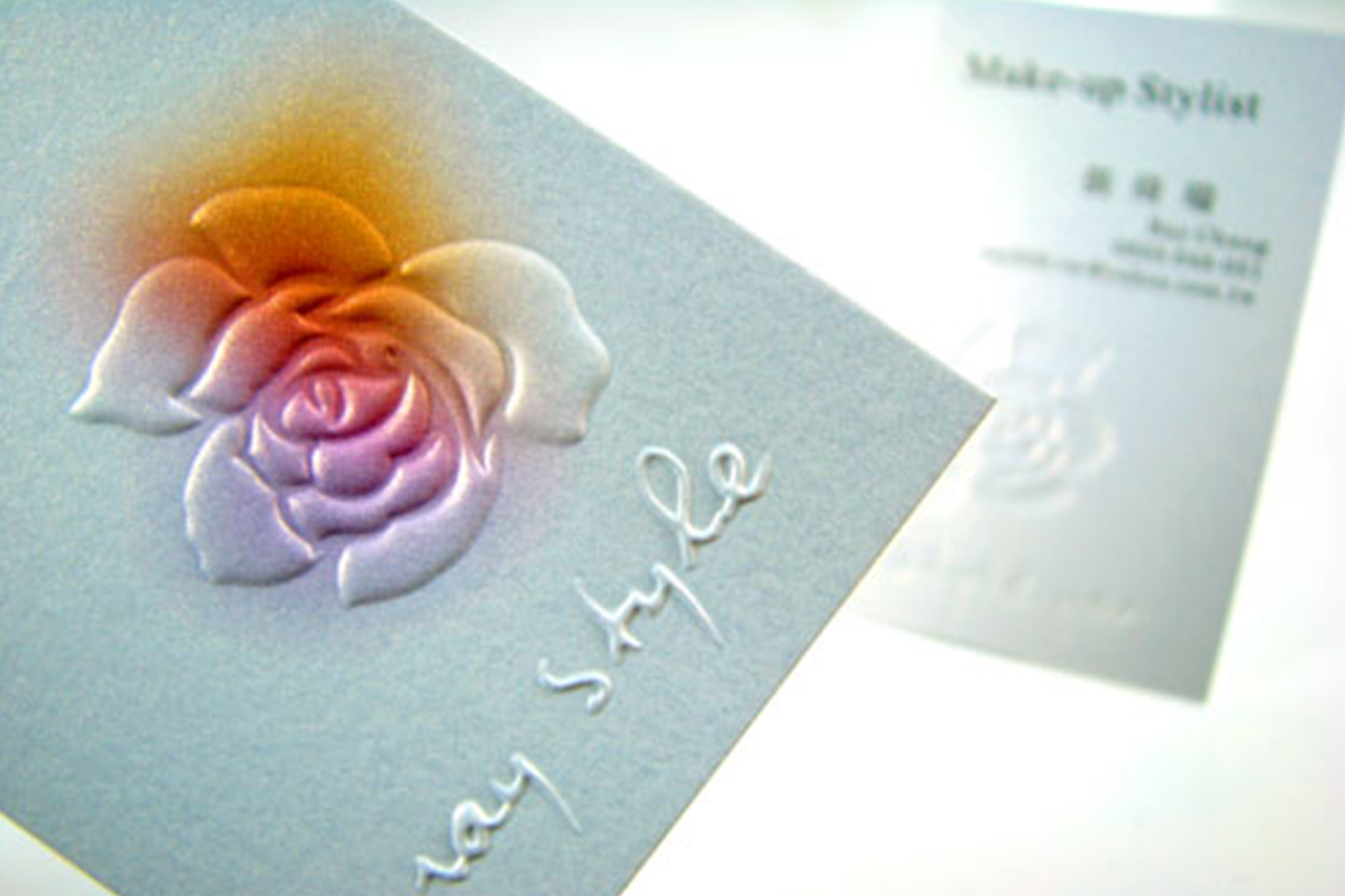 在對消費者來說,名片的身分正好跨足業務發展和品牌精神兩大層面,這樣極為重要的業務定位除了品牌之外,更有「你」參與其中,因為唯有如此才能算你的業績、你才能經過一次次的機會得到經驗值的提升,這其中的重點在於「如何進入客戶的視野當中」、「如何讓你的名片收藏並被使用」,或需要成交先生的名片設計 : 關於業務開發,你準備好了嗎?